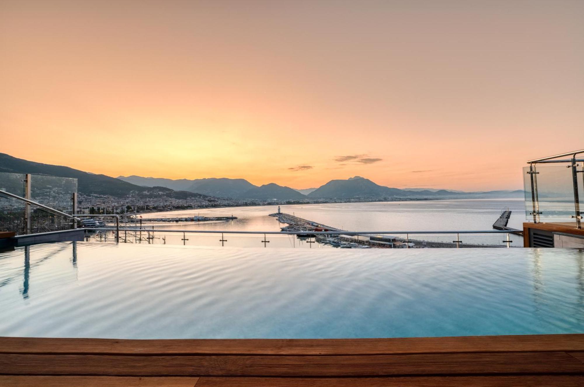 Numa Port Hotel 4*